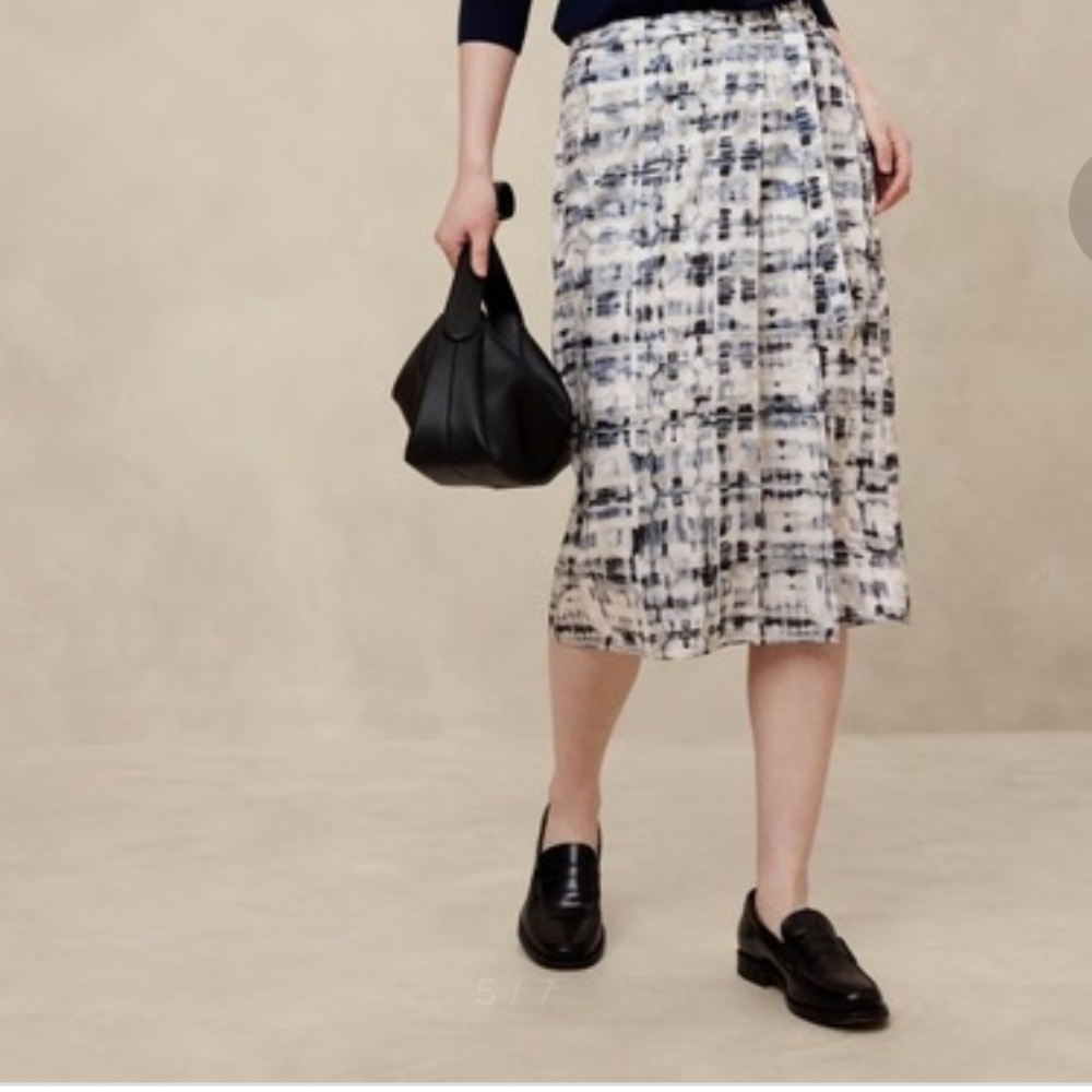 Banana Republic Skirt Size 10 Blue White Abstract Print Pleated Knee Length